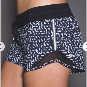 Black and white lululemon hotty hot shorts